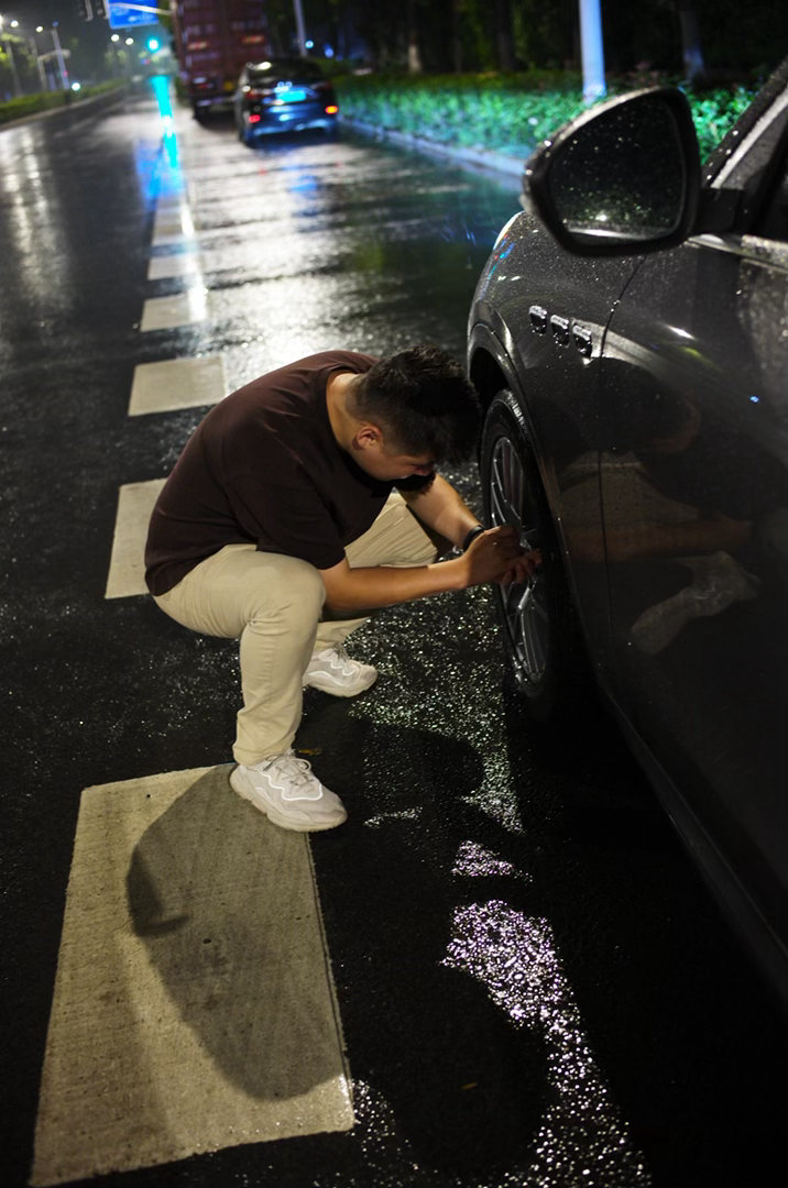 属于两个老男孩的浪漫，
是花一个小时穿过市区就为了找对方试试车，
是冒着雨翻手册找数据然后蹲在雨里调原厂胎压，
是坐在车里静静的欣赏当年8w块选装音响播放张学友，
是把大suv当小钢炮一样丢进玩里然后像傻子一样大笑，
这样的日子不多，值得被记录。

​