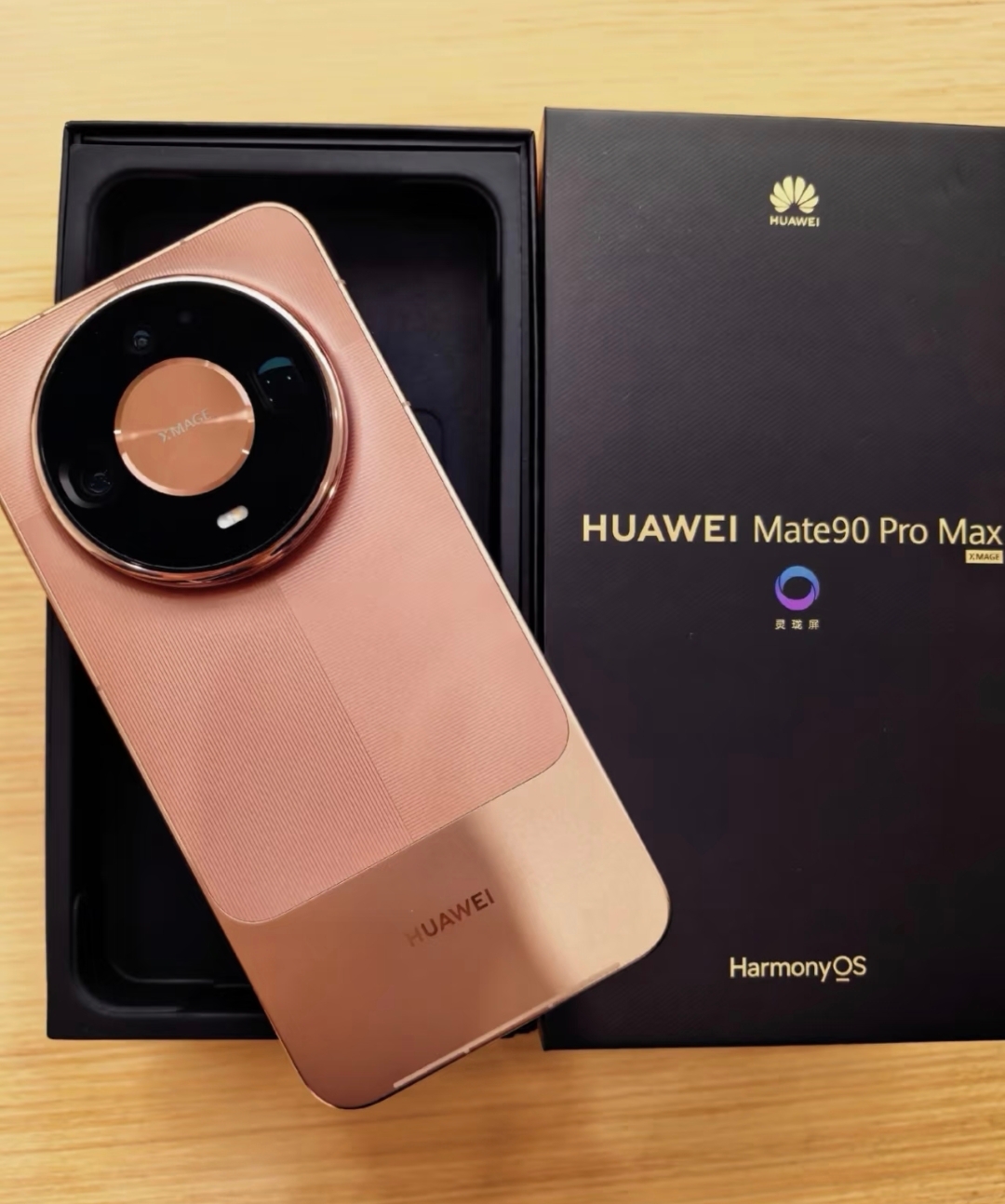 Mate90promax:价格暴涨了2000块，谈一下个人看法。
华为Mate 90 Pro Max发布，余承东说“价格非常有诚意”。诚意在哪？同配置16+512GB，上代Mate 80 Pro Max首发7999元，这代直接9999元，一分不少涨了2000块。起售价也从7999元跳到了9499元，