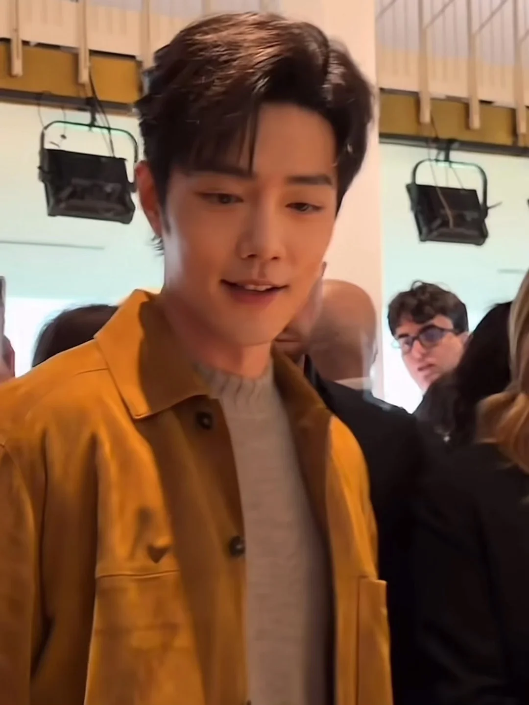 老天爷抢着喂饭，肖战米兰秀场状态太好了❗️