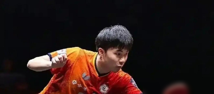 10比7，三个赛点，林昀儒差点把自己玩死。
20岁的韩国小子吴晙诚连追4分，反手拧得跟不要命似的。林昀儒站在台前，手都在抖，眼睛不敢看球。
刘国正说得透：他近台快、拧拉狠，前三板确实顶。但没重板，全靠借力。一旦被拖进相持，正手大角就是活靶子。
关键分更邪门。领先就保守，被追就发慌，赛点拿不下，