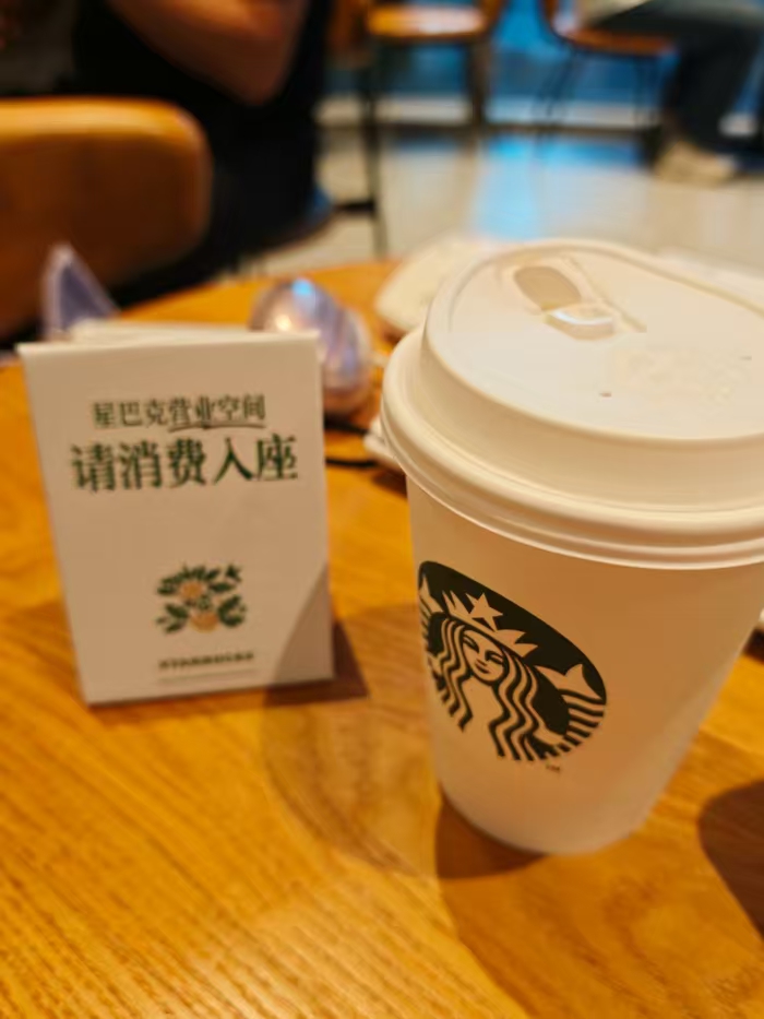 上海，女子随身带着电脑，经常在外办公。这日她要开一场紧急线上会议，便来到星巴克，