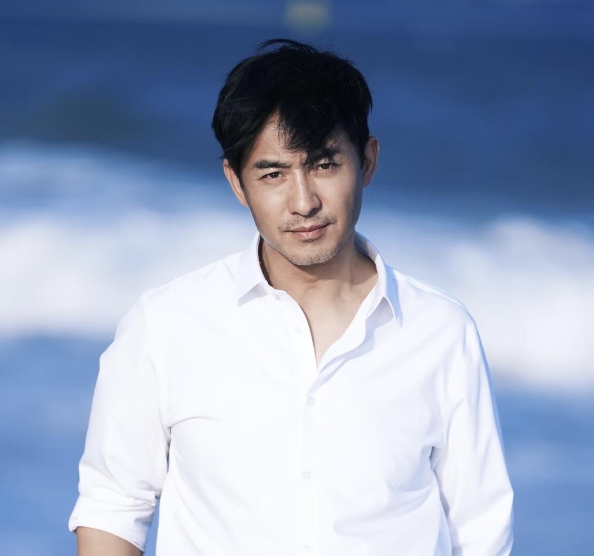 51岁的郭晓东，这回真是把观众缘一点点耗没了。
《小巷人家》里庄超英演得多好啊，金熊猫奖最佳男配拿到手，观众都说在他身上看到自己父亲的影子。可偏偏跑去《披荆斩棘》唱歌，四公那首《她》，哭腔一出来直接跑调，弹幕全是“难听”。有网友私信劝他“别拖累小沈阳了”，他倒好，截图不打码就发出来，被人说引导网暴，