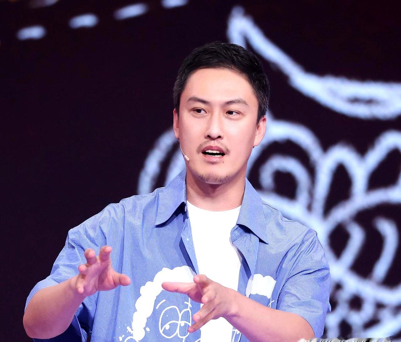 贾玲能在电影圈迅速封神，真不是她拍得有多绝，全靠同行衬托得太难看
 

许君聪这种浑身带戏的喜剧天才，当年在影视圈愣是没人当块宝，只能混在底层拍网剧。那些成天把艺术挂嘴边的大导演、名制片，眼睛全盯在流量明星身上，连真正有天赋的演员都认不出来
 

贾玲当年花极低的代价，顺手就把许君聪签到了旗下，放在