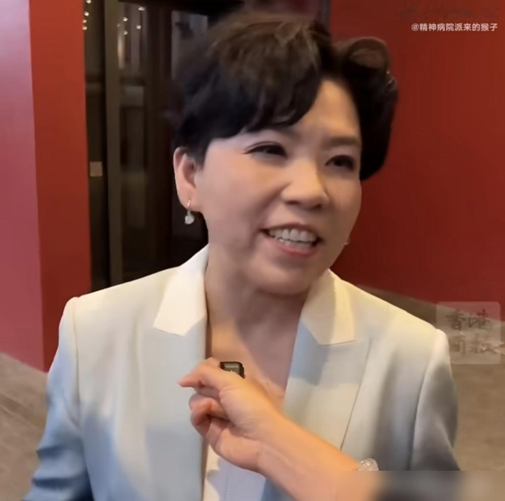 亚运会男团丢了金牌，樊振东却在海报上占C位，这事越想越拧巴。
2026年9月名古屋，国乒36年头一回在亚运男团决赛翻车，2比3输给日本。场上一老带四新，王楚钦扛不住，全网立马刷起国危思良将。可樊振东压根没去。
他为啥没去？2024年底他主动退出世界排名，积分清零，亚运会选拔只认排名，连往届冠军直