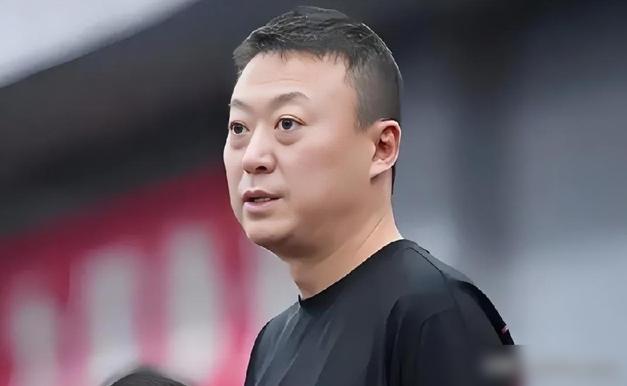 国乒女团首战直接掀牌，把22岁没打过国际大赛的范姝涵扔上场了。
马琳赛前把话挑明，说外界觉得女队稳赢是错觉，日本那边伊藤美诚、张本美和这批人冲得凶，梯队厚度已经顶到嗓子眼。
所以这次排阵很野。孙颖莎、王曼昱两个老将压舱，蒯曼、陈熠往上顶，范姝涵纯粹是队内选拔杀出来的，国际上连盘录像都难找。马琳原