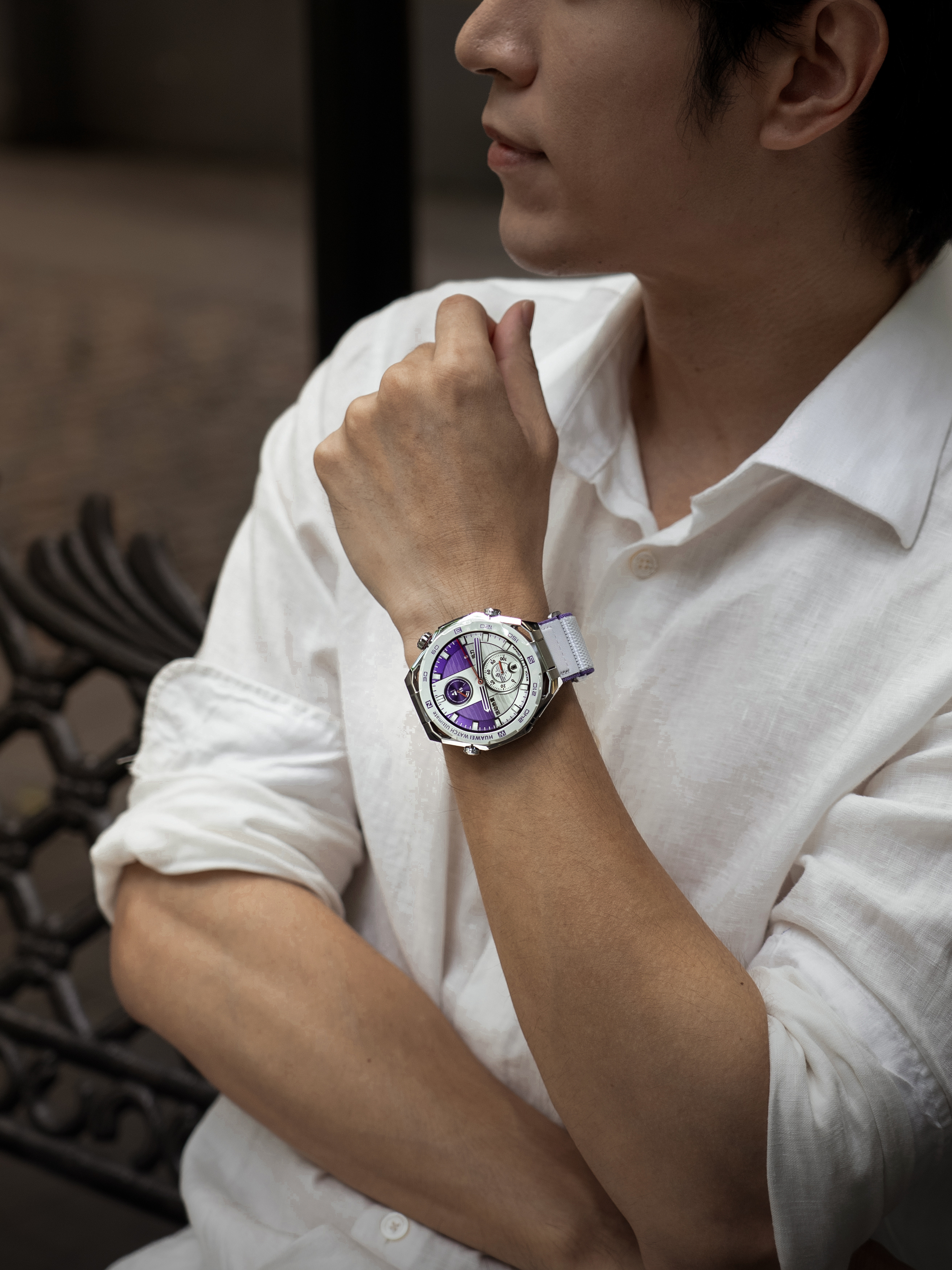 这波真的是双厨狂喜！华为正式推出HUAWEI WATCH Ultimate 2非凡探索新配色，雪域白款与峻岭灰迪桑特联名款！

华为Ultimate非凡探索系列一直以硬核科技和专业运动能力著称。我还记得还有带着它爬上珠穆朗玛峰登顶。并且配合卫星通讯技术真的就是探索极限的最佳搭档。

迪桑特则深耕冰雪运动领域，代表 ​