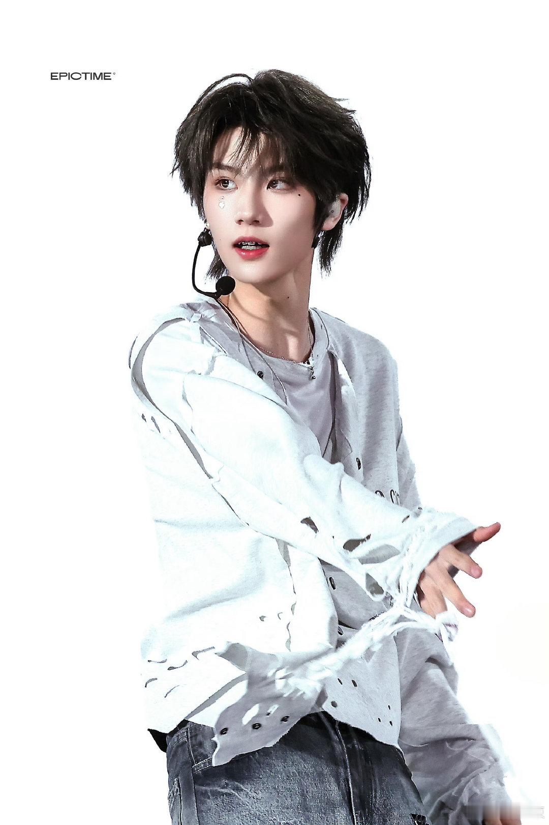 #李煜东[超话]# 🤍#李煜东 四代神颜吉他手#🤍 #李煜东 四代唯一all白#

你的固执 委屈 隐忍 瓶子 纸壳 旧家电 迈巴赫 保时捷 宝马 银行卡 红包 转账 现金 别墅 私人飞机 古董名画 黄金 公司 股份 我照单全收

​