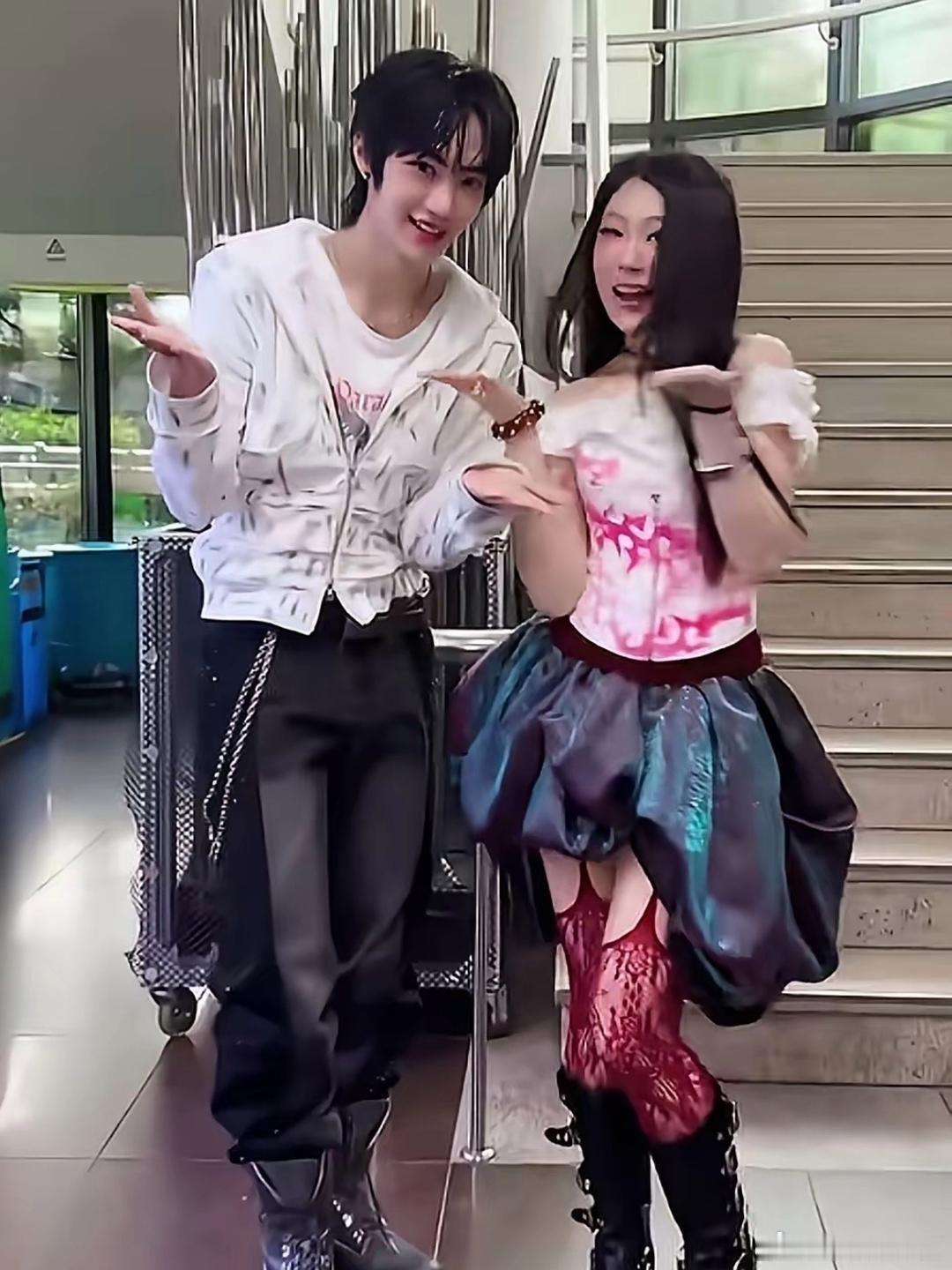小沈阳女儿沈佳润这是什么打扮呀，看着亳无美感，其实她舞蹈功底不太好，可是还总是喜欢又唱又跳的 ​