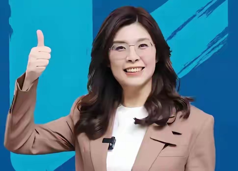 郑丽文这回态度挺明白：守住“九二共识”、反“台独”，别动不动喊打喊杀，两岸有话坐下来聊就行。

她还真去了趟大陆，上海北京走一圈，被说成“和平之旅”，顺带帮蓝营刷点温和分。

但回台一看，绿营脸色比锅底还黑～陆委会穿小鞋、侧翼网军喷、派系还扯后腿，正常交流都被扣