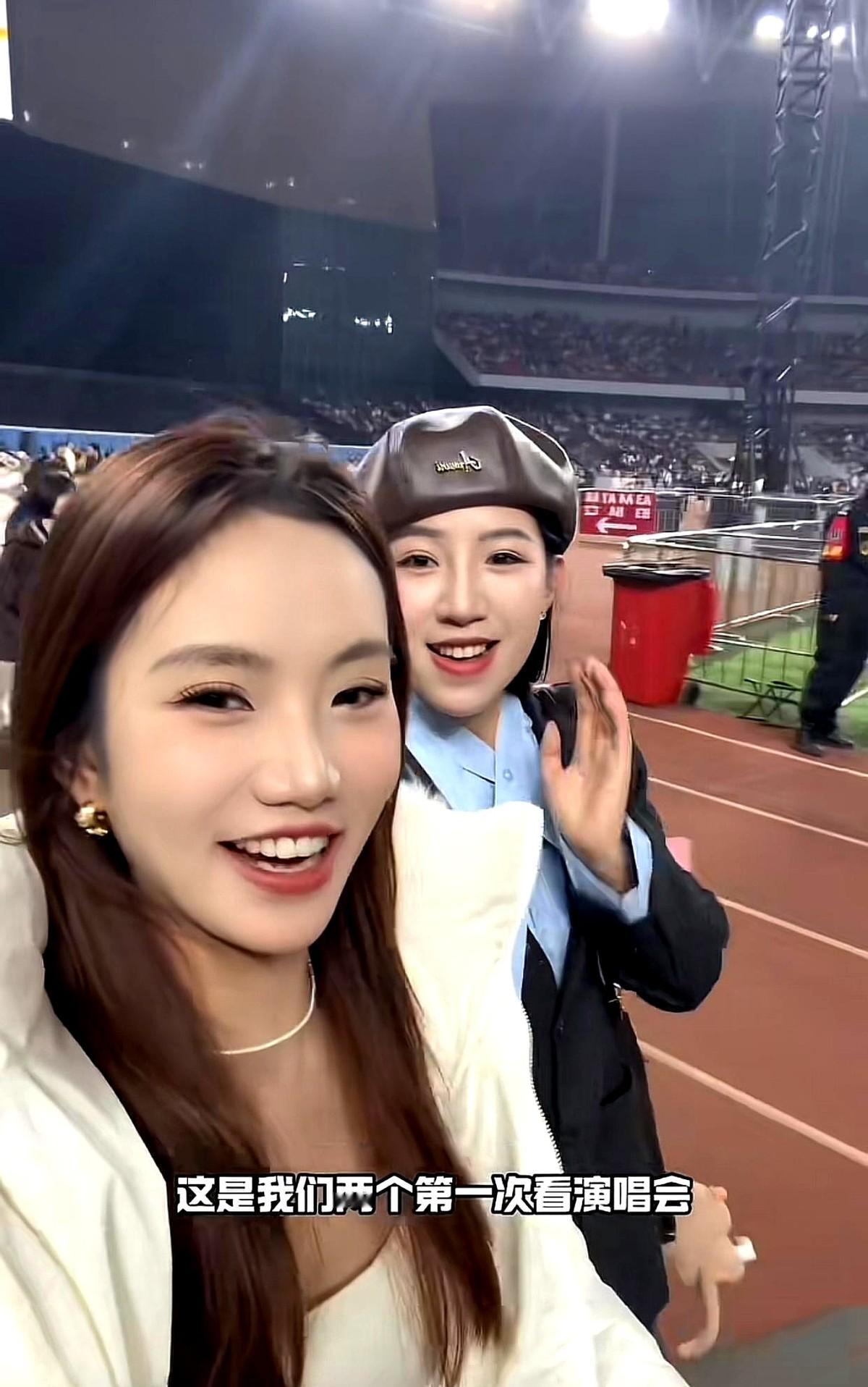 最近网络上有人在传一种看法：麦小登和“姐妹花”的亲密关系是不是暗示着...