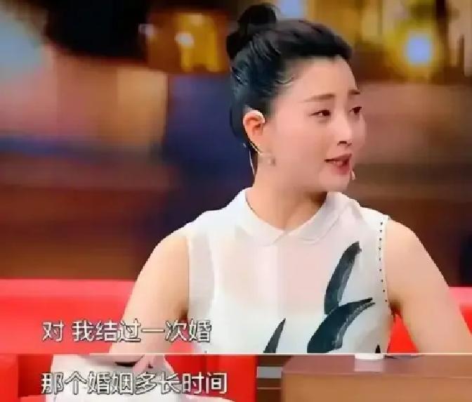 2009年，刚离婚的的殷桃，在富豪孙东海的疯狂追求下，成为了他的女人，怎料，孙东海忘不了前女友李小冉，殷桃怒气冲冲地找孙东海理论，孙东海甩出一句话：“我的事，还轮不到你一个戏子来管！”
 
那句话像一记耳光，抽得殷桃耳边嗡嗡作响。她没再看他，转身拿起搭在椅背上的外套，手指捏得很紧，指节泛白。孙东海还