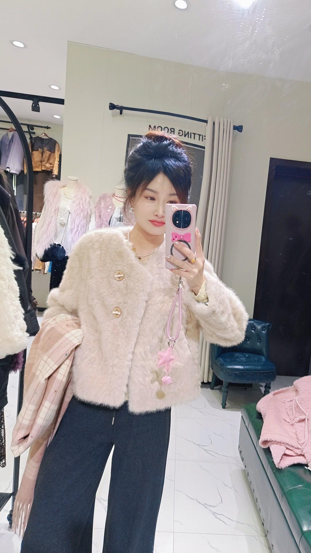 大哥们看过来！给女神的慵懒风穿搭安排上了 最近沉迷慵懒风穿搭，宽松针织...