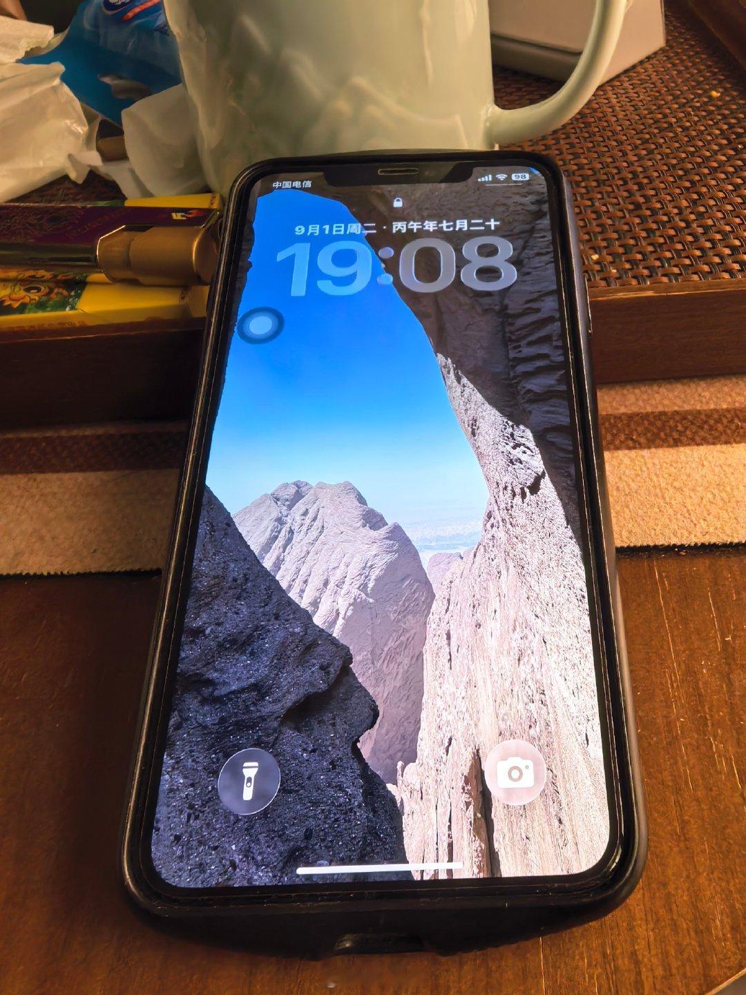 #手机涨价#涨价就不买！手上这部iPhone11跟随我多年了，去年换了块电池，现在还流畅的很。 ​