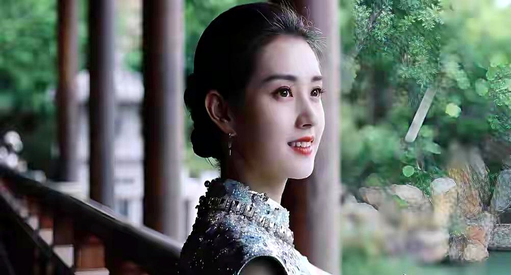 《玉簟秋》最狠的一幕，不是假死脱身，而是虞昶轩当众撕毁婚约，放话从来没认过这门亲事。
 

叶平君投身革命，本以为总算挣脱了困局，虞昶轩这一句，却把叶家最后的退路也堵死了。婚约说撕就撕，亲情说不认就不认，最冷的不是翻脸，是把曾经的牵连一笔勾销。
 

更让人后背发凉的，是表妹一直温声细语地照顾叶平君