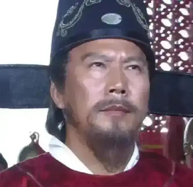 1380年，朱元璋下令处死丞相胡惟庸。胡惟庸被押到朱元璋面前时，对着他破口大骂：“朱和尚，你这是卸磨杀驴！我没有谋反！”朱元璋听完，直接拍案而起：“我不光要诛你三族，还要诛你的九族！”胡惟庸吓得当场晕了过去。
靴子落地的声音在空荡的大殿里格外清晰。蒋瓛垂手站在阶下，余光瞥见那只滚到柱边的官靴，鞋帮上