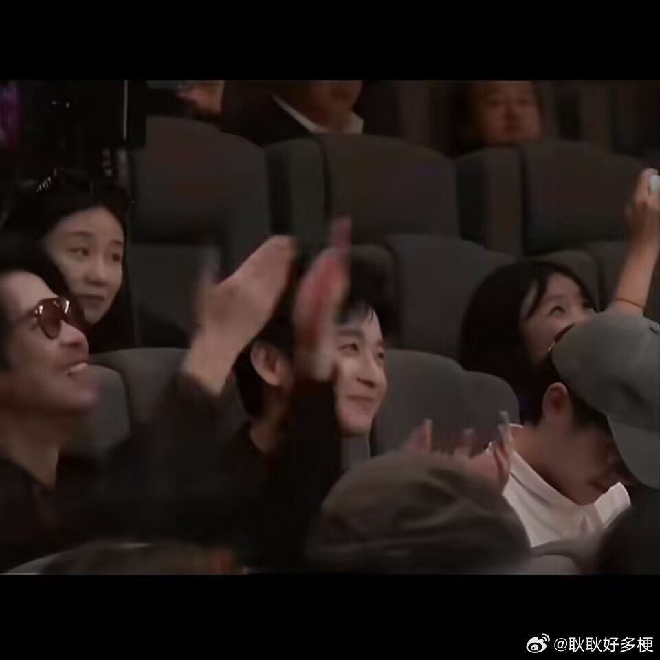 #董子健看孙怡获奖的眼神#
感觉离婚了关系也不错 ​