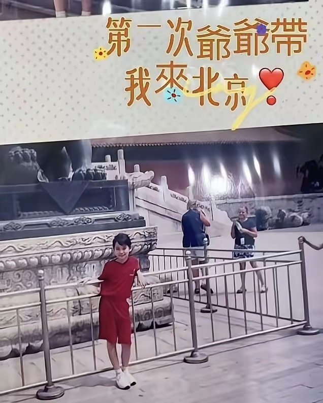 马筱梅把自己小时候的照片晒到网上，不知要表达几个意思？
别人晒无所谓，她晒100%有意图，需要别人欣赏、赞美、肯定以及接纳，再附加上一句——没做过医美，天然的大美女……
否则的话，晒这些有什么意义？谁没有童年？谁没有童年照？ ​