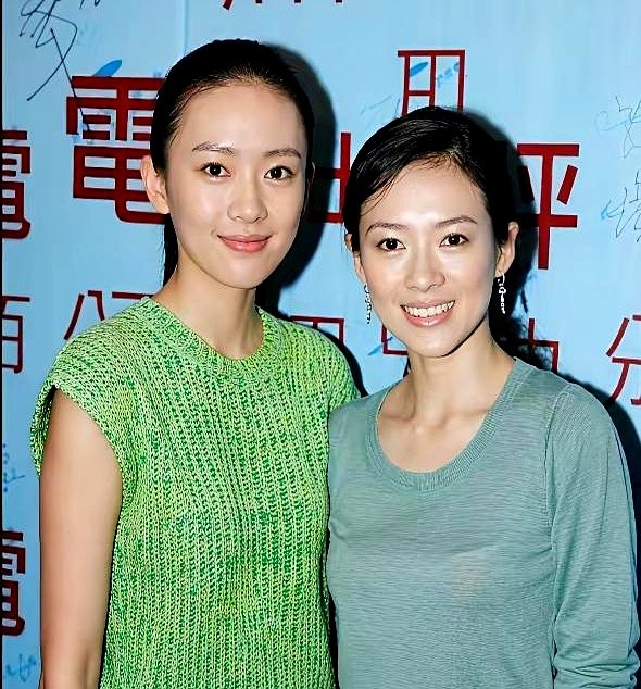 把两人照片并排摆，十个人有八个会愣住。

章子怡和童瑶，五官轮廓像到常被认成同一个人。身高有差距，脸型走向却几乎贴着走。

当年章子怡红遍世界，童瑶顶着“小章子怡”的头衔出道。一个骨相舒展，往镜头前一站就带锋利感；一个线条柔和，笑起来更收着。

像归像，美得不是一路。你更吃谁的颜？