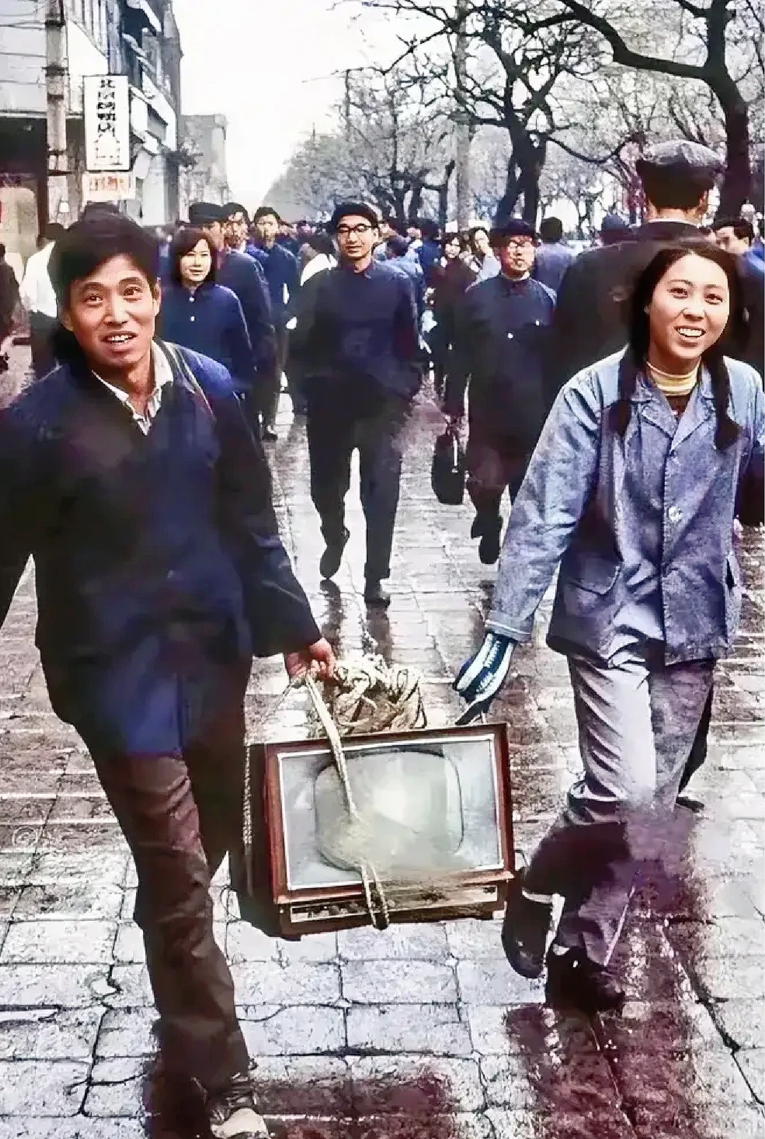 你还记得八十年代围着电视叽叽喳喳的氛围吗