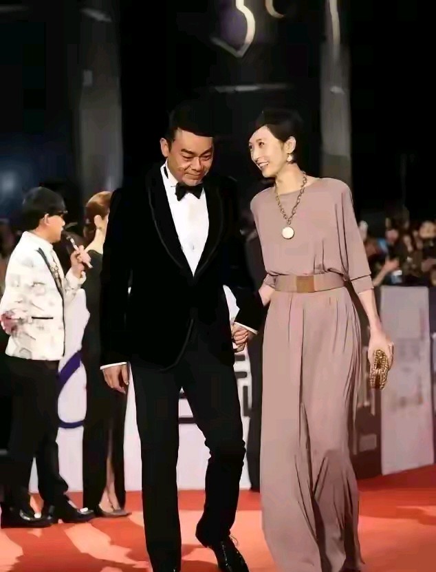 这个美女，这才是真的美，穿着得体，不露不艳，知性优雅，好好看的小姐姐...