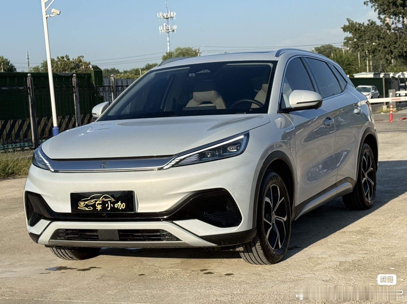 比亚迪的新款元Plus EV荣耀版430km超越型纯电动紧凑型SUV车（滑雪白色，比亚迪永磁同步电机，郑州弗迪磷酸铁锂刀片电池，纯电续航430km，纯电动固定齿比变速箱，多功能方向盘，电子挡把换挡，全液晶仪表盘，全速自适应巡航，全景天窗，电动仿皮座椅，自动空调，热泵空调，后排出风口，温度分区控制，电 ​