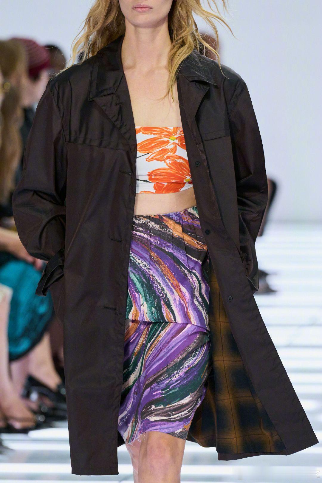 PRADA S/S 2027 | Miuccia Prada 女士在2006年接受采访时曾经说过：“The skirt for me is like a T-shirt.” 对她来说，裙子就像T恤一样，是一种日常制服。于是昨晚的#Prada大秀# ，她和 Raf Simons 几乎以“炫技”般的手笔，呈现了63个姿态各异、又相当有 PRADA 风范的裙装。#春夏时装周# 

A字裙、铅笔裙、百褶裙、围裹裙、迷你裙……有的极其简单，有的则被水钻、亮片、刺绣、立体花朵彻底覆盖。限制自己只做一件事，反而赋予 PRADA 更多可能。#米兰时装周#