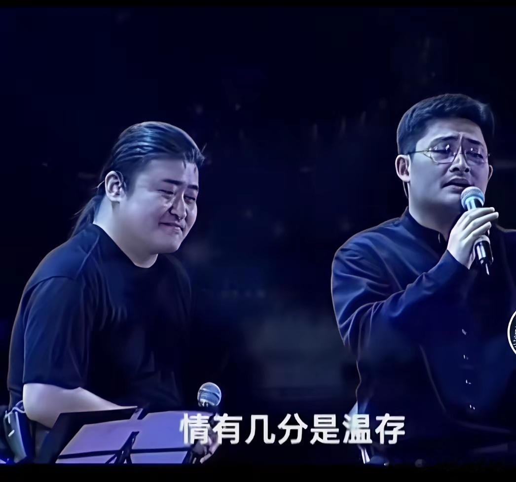 基因这东西，不得不承认，就像复制粘贴一样，跑偏不了多少。
​你听过电视剧“父母爱情”主题曲“爱情故事”吗？听过的人，一直以为是刘欢老师唱的，其实不然，是刘欢的弟弟，与刘欢差了十岁的刘啸唱的。
​知道刘欢的多，知道刘啸的很少，两人身形几乎长得一模一样，都是有厚度宽大的身材，方形脸，尤 ​
