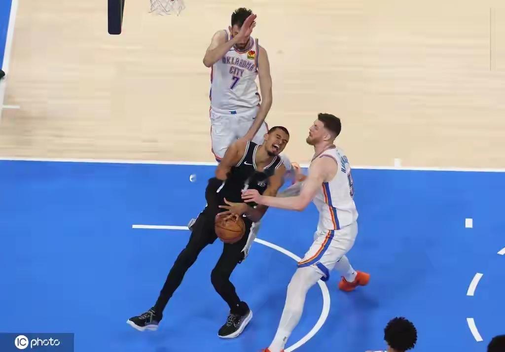突发！输球后直接离场拒采访！文班亚马被 NBA 官方警告热议事件！马刺...