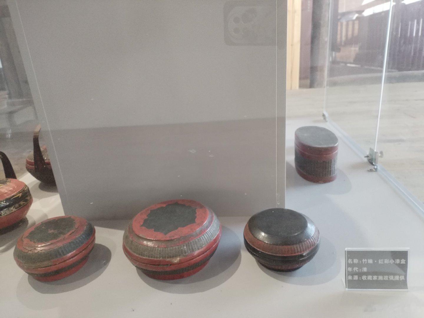 永春五里街休闲集镇&五里古街&何以永春—千年海丝非遗艺术展&永春漆篮&竹编·红彩小漆盒——马来西亚马六甲市政府附近的一条街道两旁摆放的水泥花盆曾经全部仿制成各种漆篮的形状，堪称一景，也是漆篮盛行东南亚的有力证明。  ​