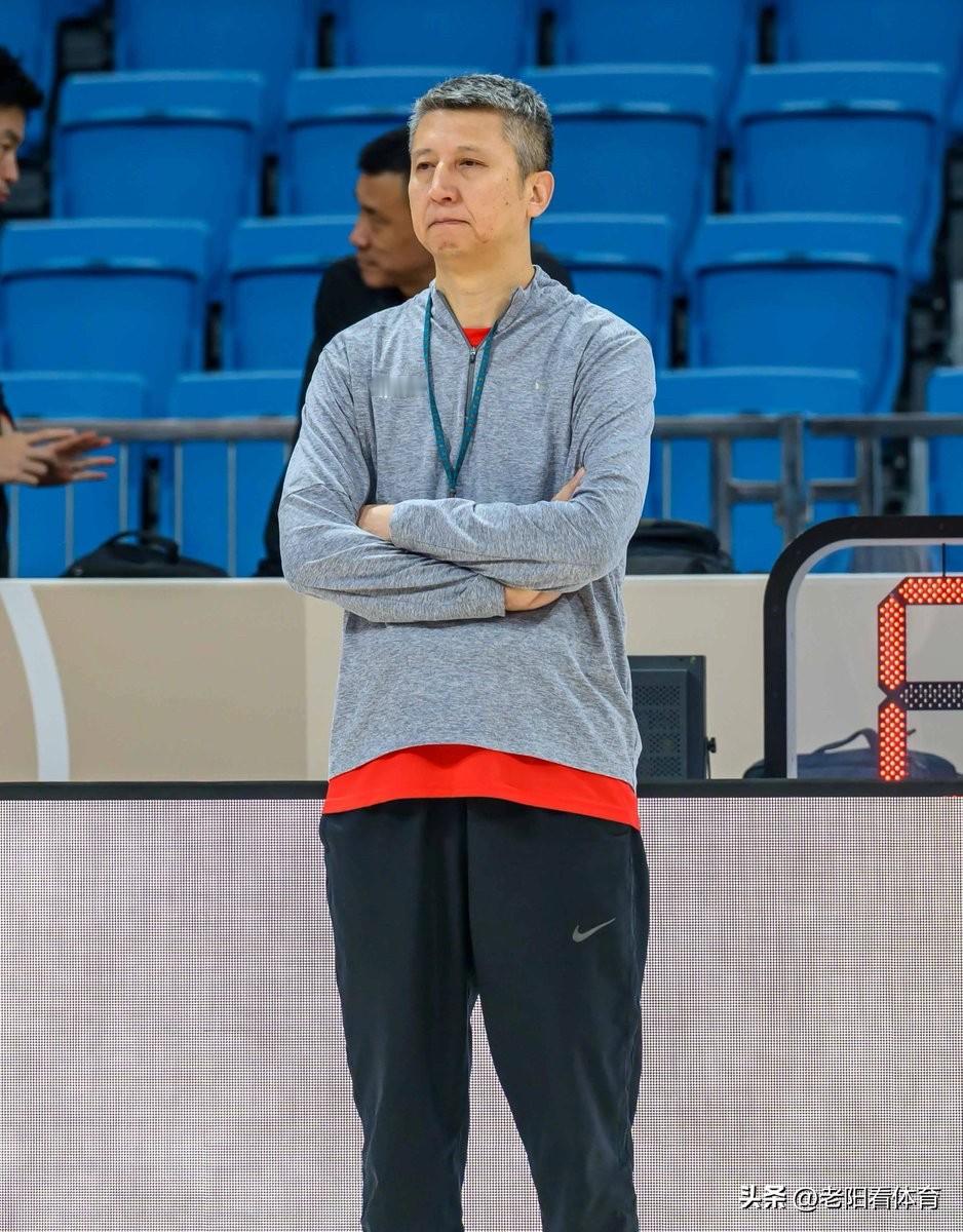 亚运会男篮半决赛，中国男篮77-97不敌日本男篮，20分分差创下近年中日男篮大赛最大失利差距。赛后中国男篮主帅郭士强的发布会发言，在日本体育圈引发大范围转载与深度解读。

不同于国内网友聚焦“努力是否有用”
