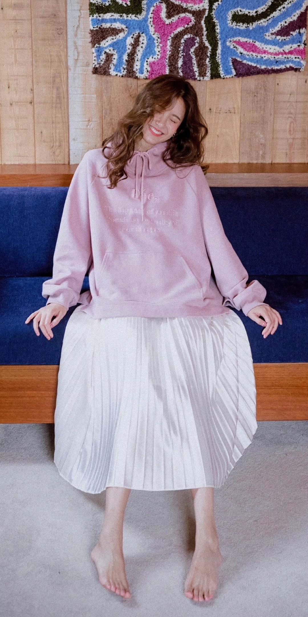 张子萱婚后专注经营个人女装品牌，私服造型日常又温柔，光脚丫少女风壁纸满满治愈感。#张子萱[超话]# ​