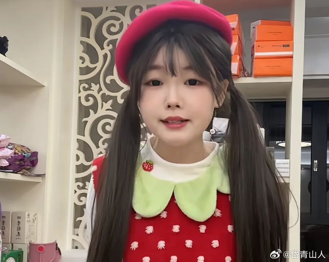 23岁抗癌网红“夏夏”去世，18岁确诊骨肉瘤，父亲从未露面，母亲也在一年后失去联系，好友：父母在她临终前送了最后一程

10月27日，23岁的抗癌网红“夏夏”在上海病逝。 

夏夏在18岁高考后确诊为骨肉瘤，确诊后遭到家人放弃，父亲从未露面，母亲也在一年后失去联系，夏夏独自抗癌5年经历过6次大手术 ​