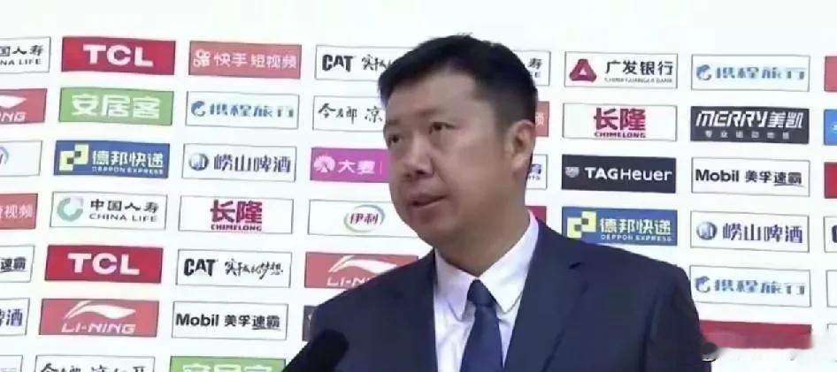 王治郅一针见血点出中国男篮输球症结：第一，队员不是不努力，跑动防守都积极，问题是一到高强度对抗就不会打球；第二，临场判断缺失，对手一打反击、掀起高潮就慌，配合打不出、战术不明确，为跑战术而跑战术，忘了目的是得分；第三，全队不清楚自己的优势在哪，赛前都说内线高度碾压，场上却看不到任何内线优势；第四，心