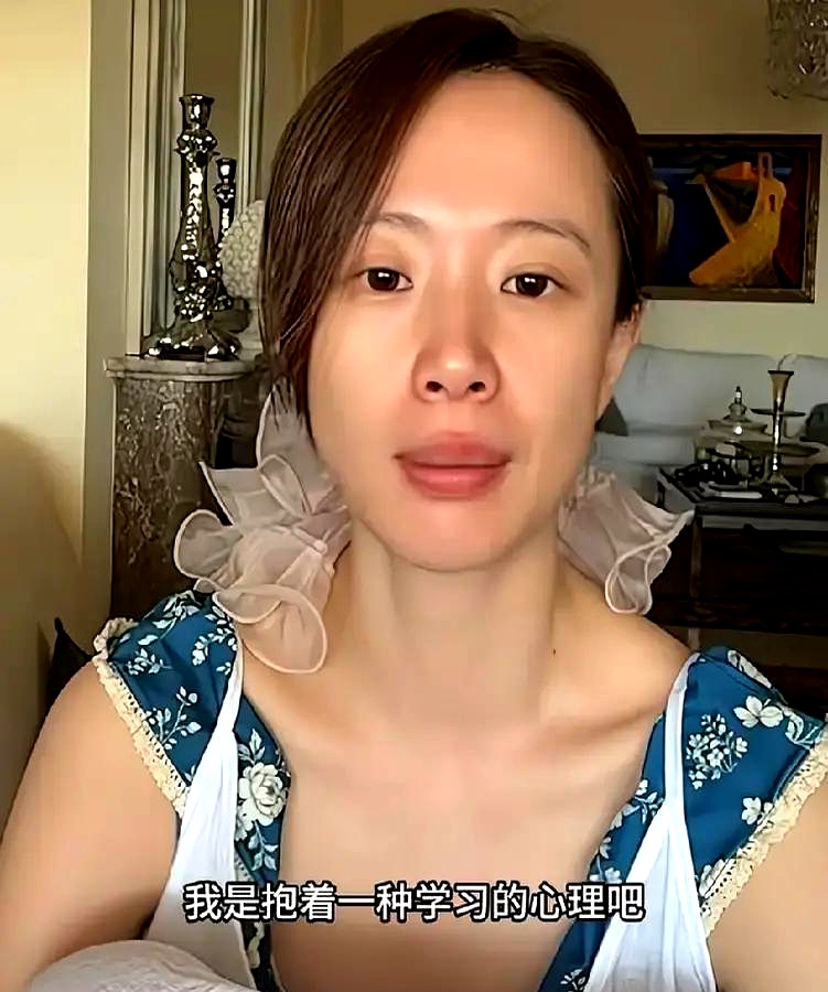 李梦直播里一句“于正说我丑得穿不完”，差点把玩笑变成公开翻脸，没想到第二天，她收到的不是责难，而是一个角色。
 

于正解释，自己说的是角色造型的衣服丑，不是说她本人丑。女二已经定了别人，他还是把三场戏的卖鱼寡妇递给她：演好了，后面留位置；演不好，以后连寡妇都没得演。
 

换成不少人，听到角色小、