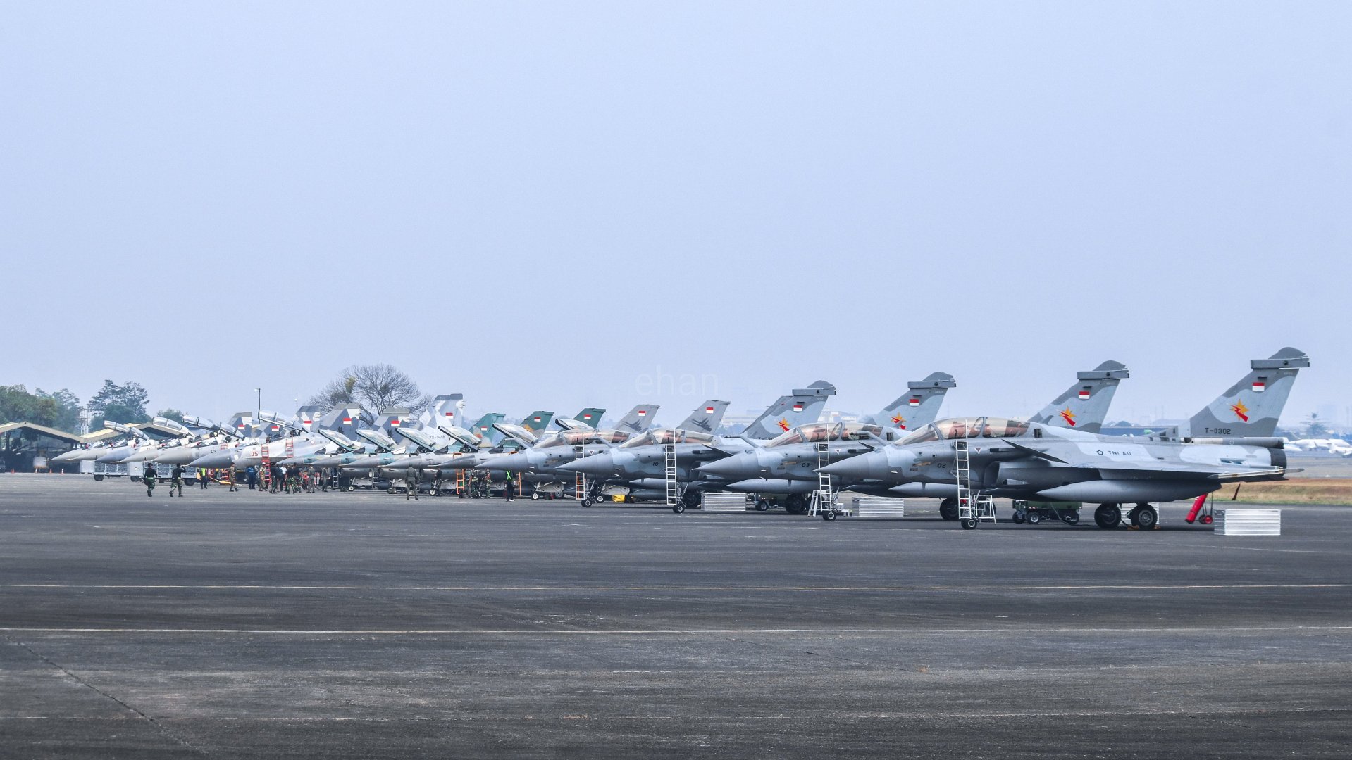 印尼空军正式接收了“阵风”战斗机。图中从近到远依次大致是（有混放）：
阵风EI/DI
F-16C/D
F-16AM/BM
苏-30MK2
苏-27SKM ​