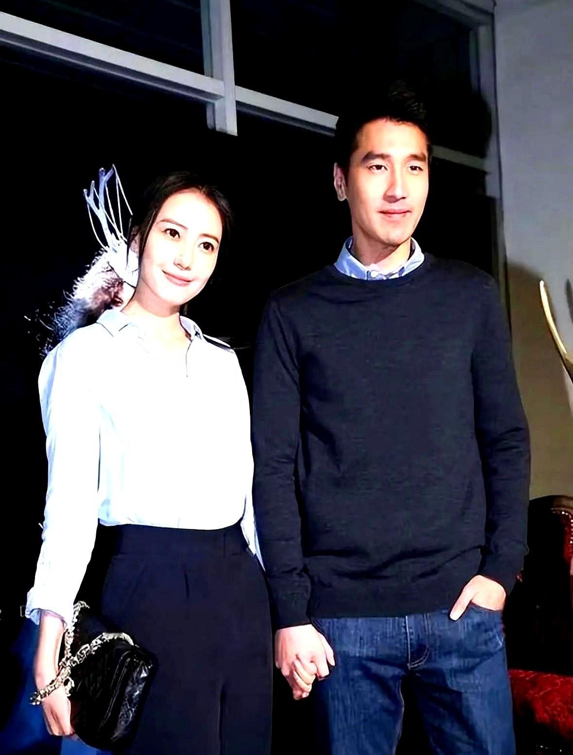 赵又廷对着黄晓明大吐苦水，满脸写着不甘心。

他搓着手连连叹气，抱怨闺女长得跟自己一个模子刻出来的，一点没蹭上亲妈高圆圆的仙气。

高圆圆本人倒不当回事，逢人就掏手机亮照片，笑眯眯夸闺女可爱。网友听完直翻白眼，笑骂他娶了国民女神还想包揽基因彩票，算盘珠子都崩人脸上了。

生娃本就是开盲盒，老天爷哪能