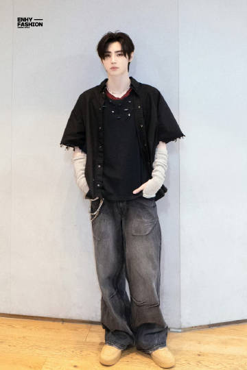 刷到这场xo舞台直拍，我就想起昨天看着朴成训的圣诞造型，我想着为什么我...