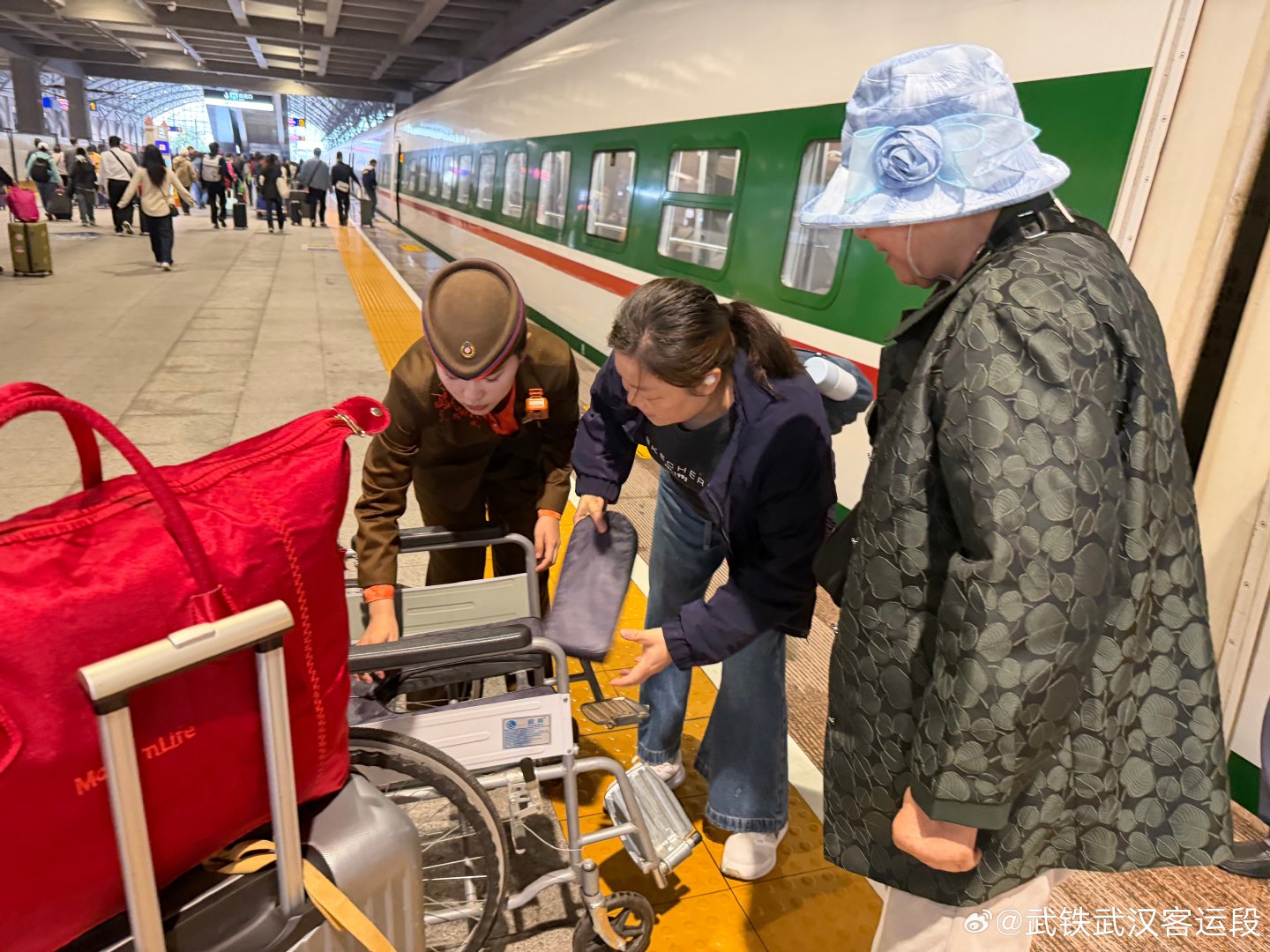 2026年10月27日，D37次列车列车员闫思思协助轮椅旅客乘车。（通讯员:宋茜茜） ​