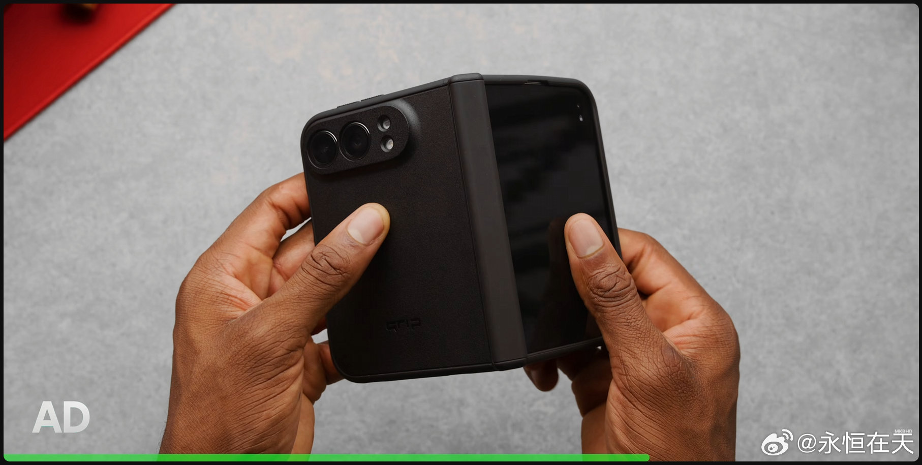 很想知道，iPhone Duo 加上这个 dbrand 的保护壳，是不是能干到 300g 以上了，梦回 vivo X Fold[允悲] ​