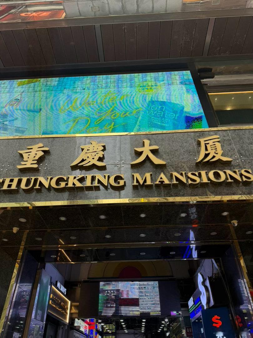 #香港餐厅倒闭潮甩锅深圳#
香港餐厅味道还是不错的。
价格确实感人。
这样一小碗牛肉100港币。
深圳当然也不便宜，也要50元。
看看港股就知道餐厅为什么倒闭了。[允悲][允悲][允悲] ​