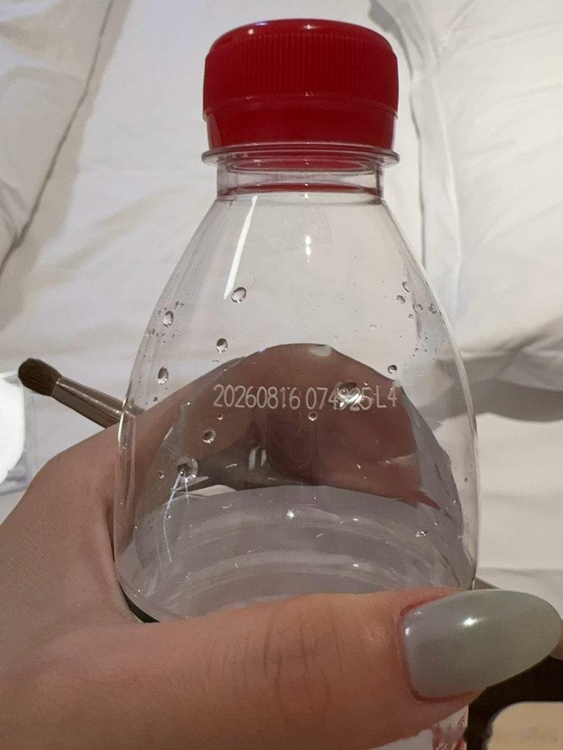欢迎收看《我在鸟巢上演乐极生悲》
太多816了
谁让我的生日愿望其一是看赵雷演唱会呢
我出门前特意问了deepseek他告诉我五点去吃完魏家凉皮再赶去奥体时间怎么样的从容 
最后“从容赴死”了也是
…
我记得摔了之后
架给我急得爬起来继续一个小跑得动作
慢慢地我感受到手掌刺刺得
撩火烧心
低头再看看
 ​