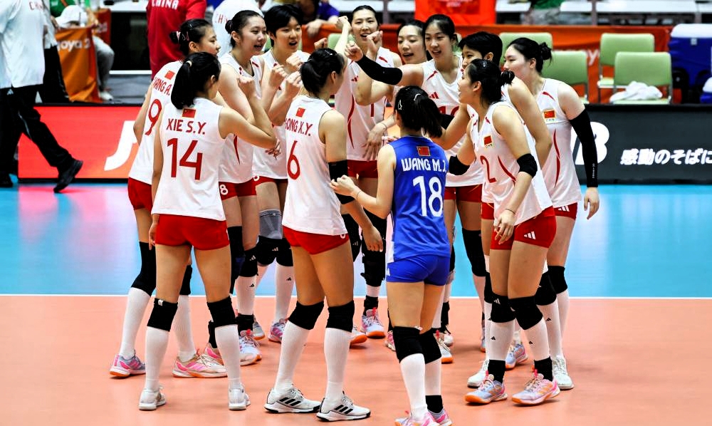 我必须给大家泼盆冷水，对于这次2026年亚运会女排3-0拿下哈萨克斯坦的胜利，最让人难受的地方，不只是赢球，而是藏在大胜背后的隐患还没多少人注意到。

这场比赛的亮眼表现确实够打：吴梦洁从上一场的状态低迷直接反弹，开场就发球扣球连续得分，和庄宇珊、唐欣三个攻手合砍37分，之前发挥不稳的副攻陈厚羽这次