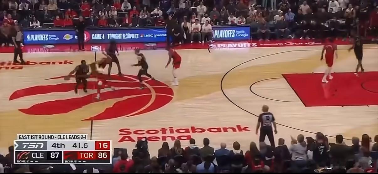 裁判的报告只能让骑士队变得更强[酷拽]  哈登在的球队总是在裁判那里吃...