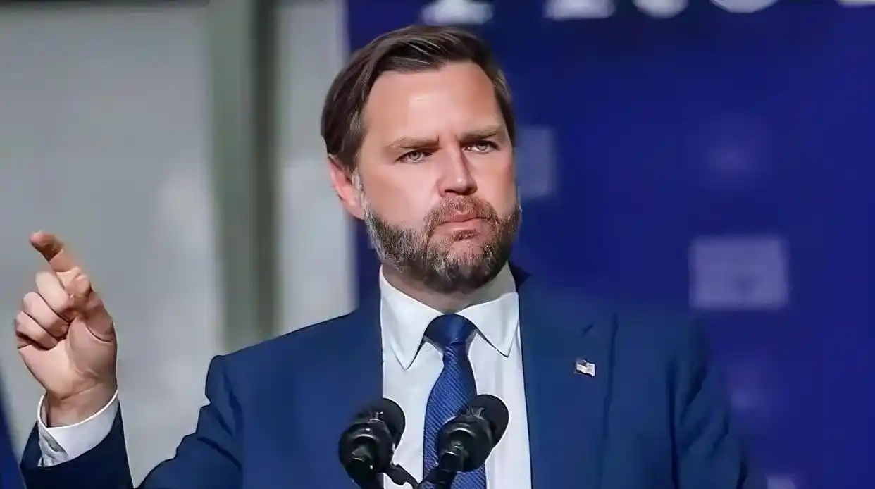 美国副总统万斯最近说了句话，听着让人心里特别不是滋味。他说美军袭击伊朗婚礼现场这事儿，“有时难免会发生”。

9月1日晚上，美军对伊朗南部发动了一轮大规模空袭。导弹碎片击中了霍尔木兹甘省锡里克县一个正在办婚礼的村子。最新消息是，这场婚礼遭袭造成了5人死亡、将近70人受伤。死的人里有一个才4岁的孩子。