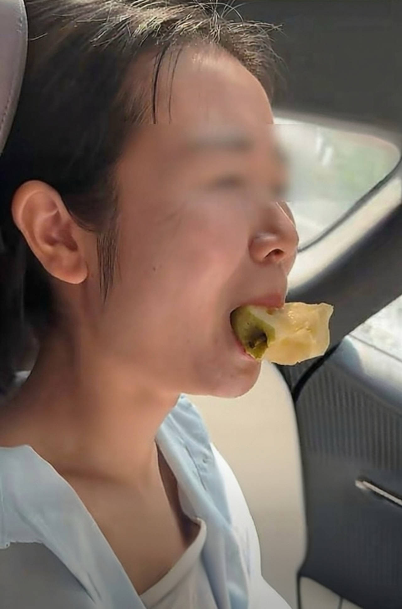 杭州女子啃苹果，下巴脱臼门牙卡果肉里！被疑摆拍，医院证实：真的
 
吃个苹果能把自己吃进医院？杭州一位女士真就碰上了，还冲上热搜。
 
事情是这样的：姜女士想吃个脆甜苹果，结果最后一口嘴巴张得太大，只听见&