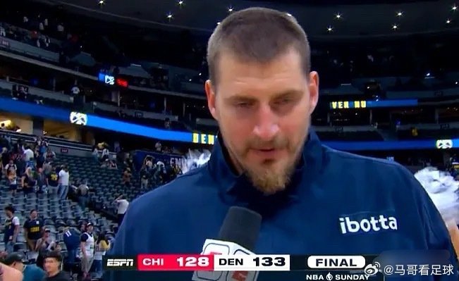今日NBA季前赛，掘金主场133-128击败公牛。

约基奇出战29分钟，12投8中，拿下22分11篮板10助攻的三双。赛后记者提问，为何坐在替补席也坚持和队友互动、扛起领袖责任。

约基奇表示赢球离不开细节，要多关注场上年轻球员的成长，看着他们学习比赛的过程，自己也很享受。 ​