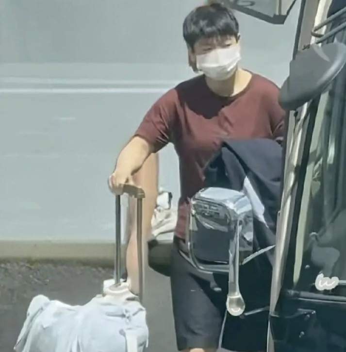 8月20日，孙颖莎现身上海，参加国乒封闭集训，打破了诸多不实传闻！

因伤病原因，孙颖莎放弃了横滨、瑞典、澳门等多站比赛，专注康复治疗，全力备战亚运会。

部分“黑子”唯恐天下不乱，胡乱猜测，臆想孙颖莎并不是因伤病退赛，而是有赛场外的诸多因素，甚至还有所谓被fs的传闻，等等。

孙颖莎赴上 ​