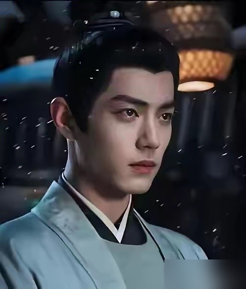 张若昀这回是真不装了，直接空降郑晓龙新剧男一。此前传的肖战、黄轩全是烟幕弹，正主落地，演一个隐姓埋名修皇城的罪臣之子。
优酷把《天工之城》排进2027片单头一档，郑晓龙加刘恒，这配置摆明奔着历史正剧去的。别人拍紫禁城拍皇帝，这剧拍地底下那帮木匠、石匠，切口刁钻。
张若昀演惯了权谋大男主，这回自己