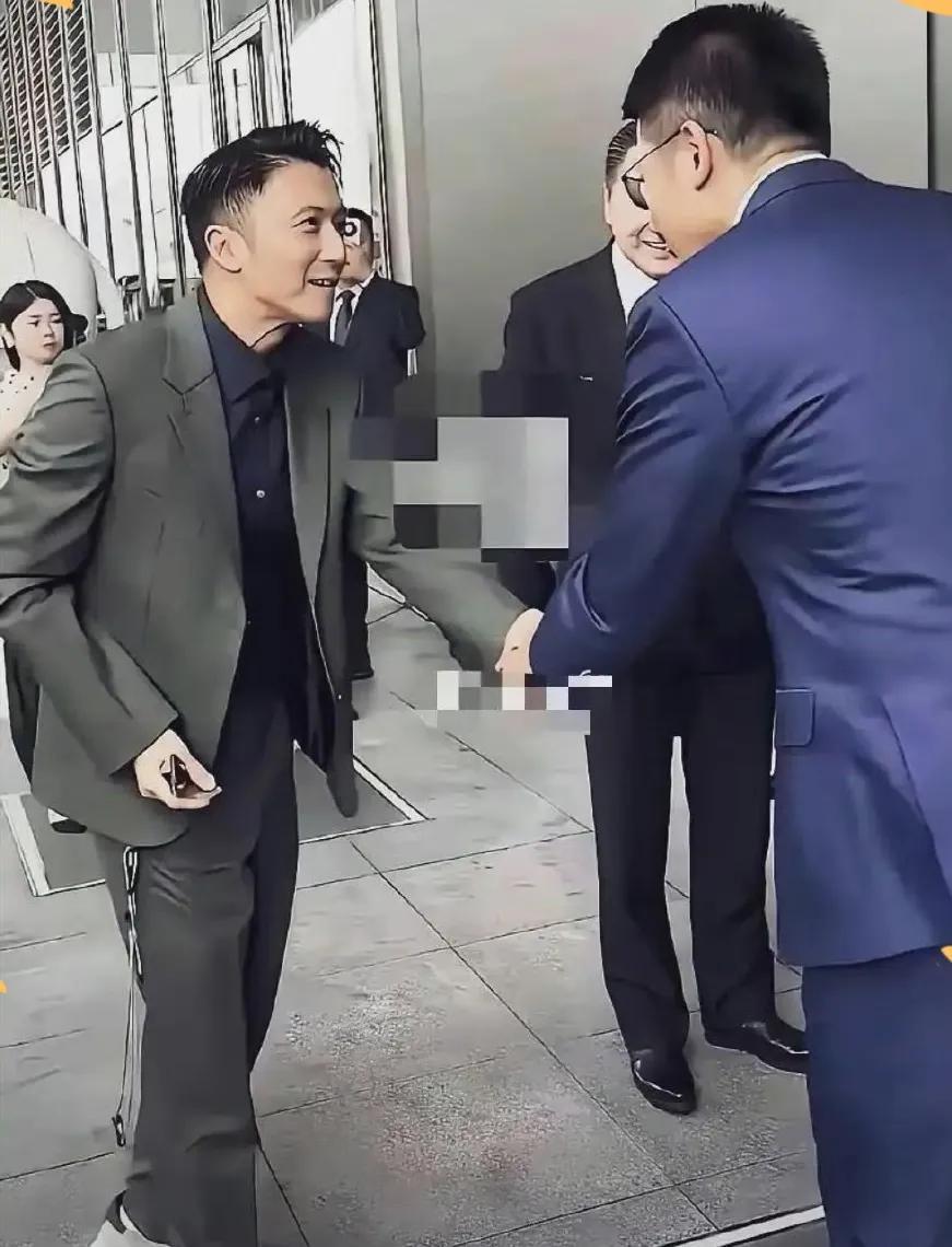 这是真实的谢霆锋，个子很矮，头发也很稀疏，终究还是老了，以前再年轻帅气，现在变得这么佝偻。