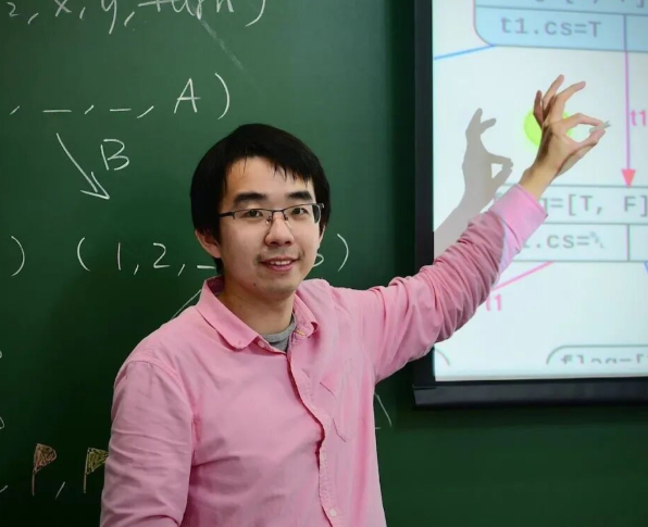 南大教授开学第一课，一句话把计算机圈炸醒了：“没有Token的CS学生，应该立即退学！”现在读计算机，不先给AI充值，连大学都没资格上了吗？

2026年秋季，他新开了一门《生成式软件工程》，第一堂课就把“没有Token的CS学生应该立即退学”放进课件，瞬间把学生和网友都震住了。

这里的“退学”，